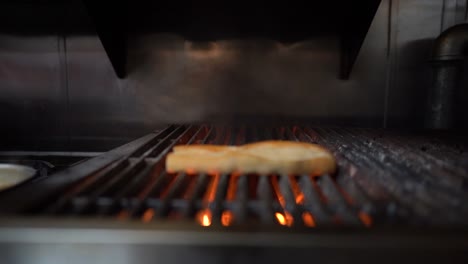 Brot,-Das-Auf-Feuer-Geröstet-Wird