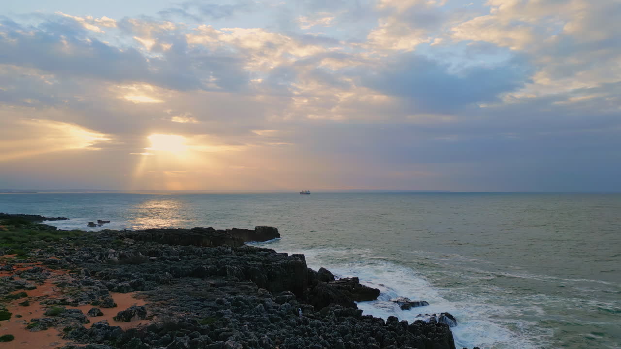 저녁에 바다 풍경 위에 구름을 는 태양 광선. 황금색 바다 해가 지는 공중