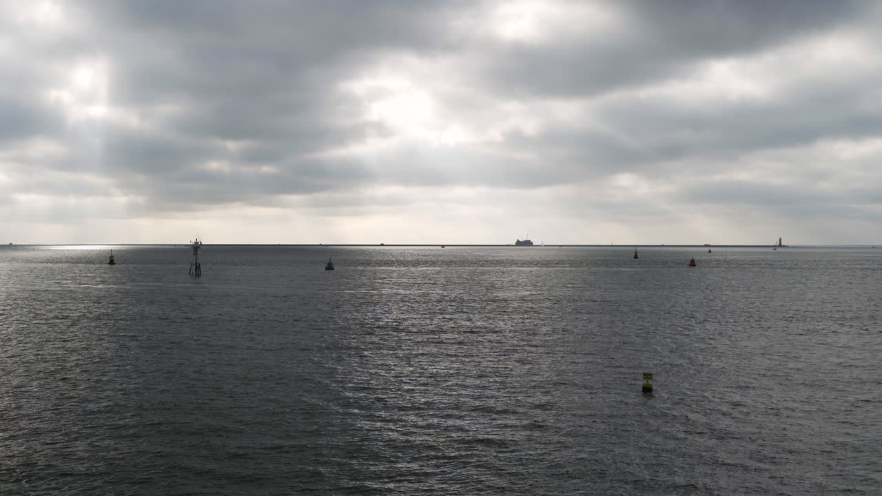 흐린 플리머스 사운드의 흑백 샷