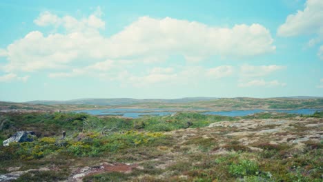 lago tranquilo junto a la montaña skurven en indre fosen, noruega