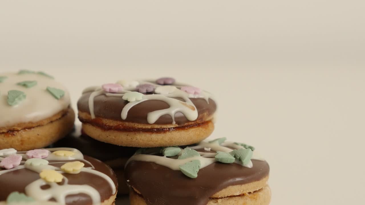 primer plano de las galletas de aspecto sabroso con salpicaduras 4k