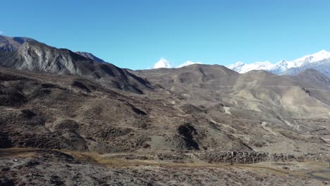 volando sobre el árido páramo del desierto de las montañas del himalaya de nepal