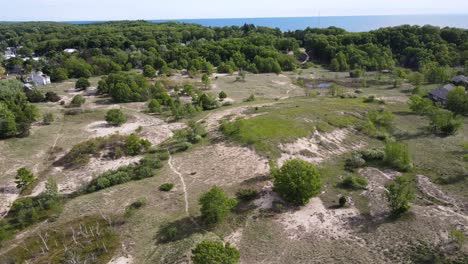 Drohnenantenne-Eines-Sandgras--Und-Dünengebiets-In-Muskegon