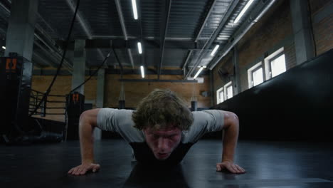 un luchador agotado sudando en el gimnasio.