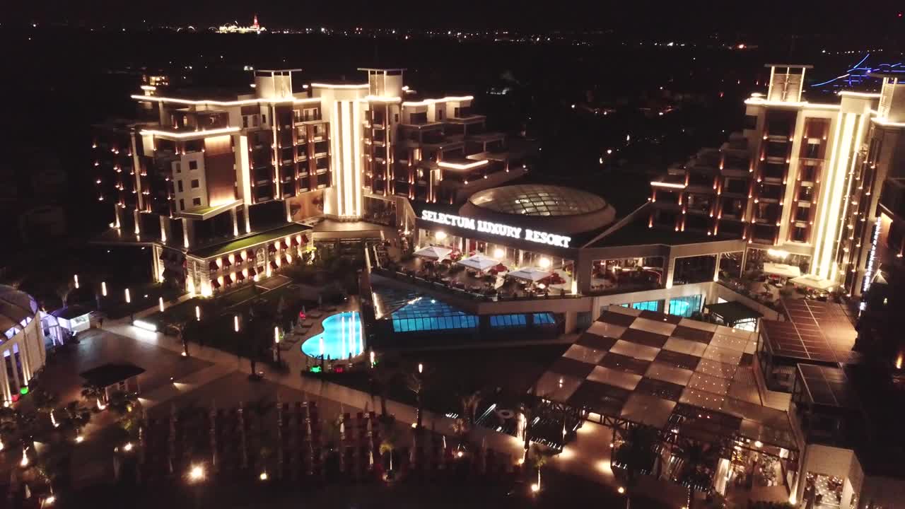 밤에 럭셔리 리조트