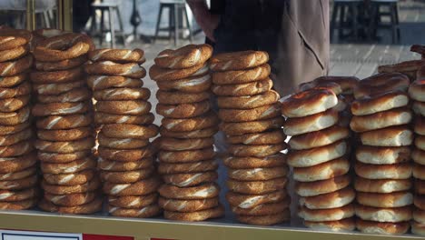 pilas de simit turco y otros panes