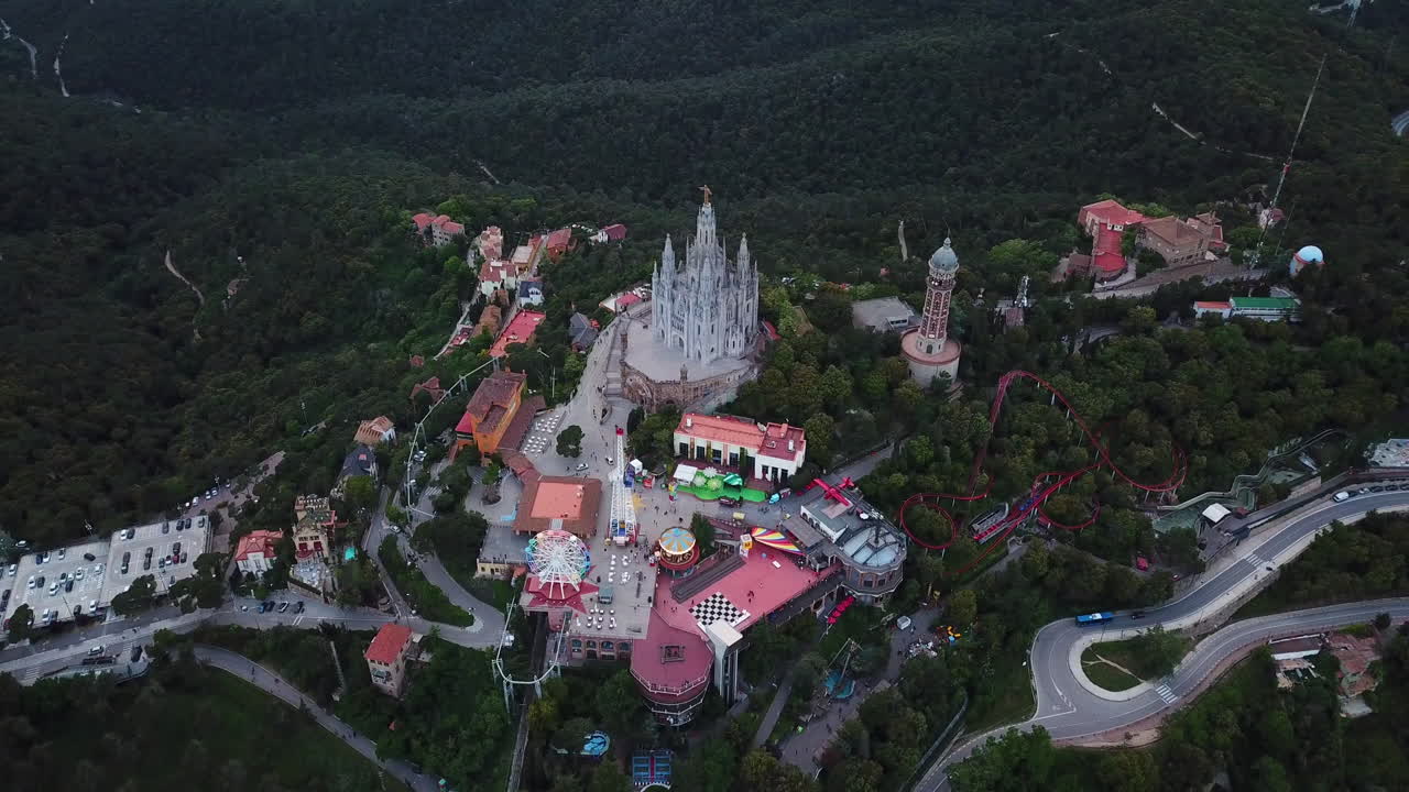 스페인 바르셀로나에 있는 티비다보 산의 사그라트 코르 사원의 조감도