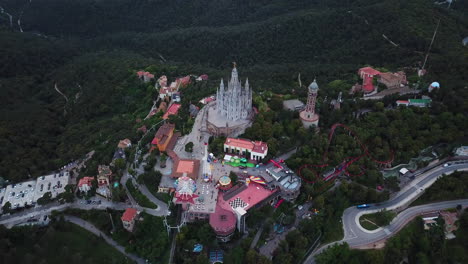 vista aérea del templo sagrat cor del monte tibidabo en barcelona, españa