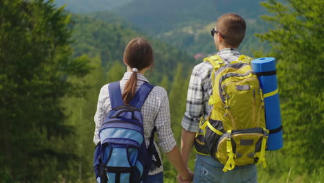 Ein-Paar-Touristen-Mit-Rucksäcken-Betreten-Den-Rahmen-Genießen-Die-Schöne-Berglandschaft-Klare-Summe