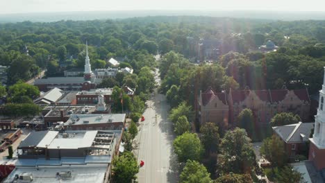 Establishing-shot-of-Chapel-Hill-town,-East-Franklin-Street