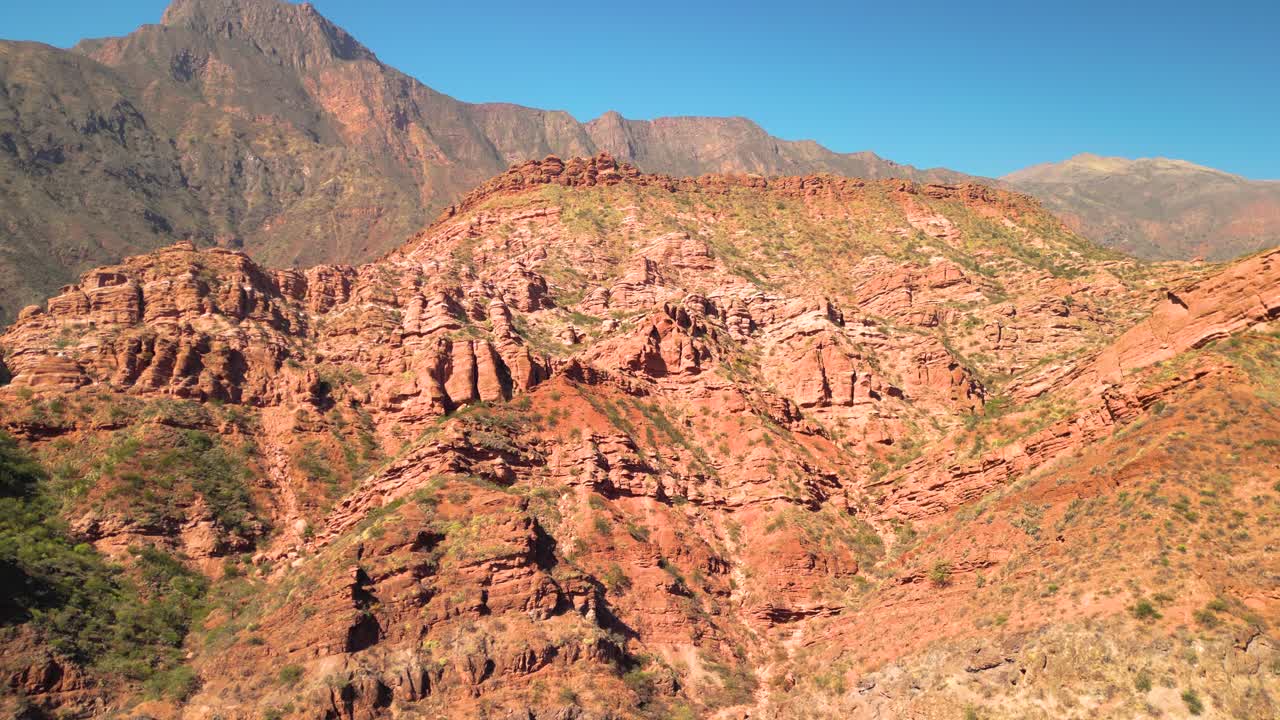 Splendido paesaggio montano di roccia rossa con cielo azzurro limpido