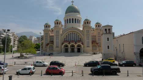 Volando-Sobre-La-Catedral-De-San-Andrés-En-Patras,-Grecia,-Con-Una-Revelación-De-La-Ciudad.