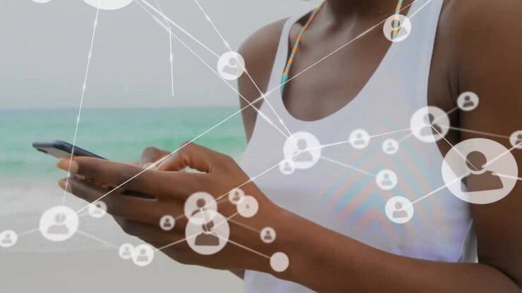 Animation d'un réseau de connexions sur une femme utilisant un téléphone sur la plage
