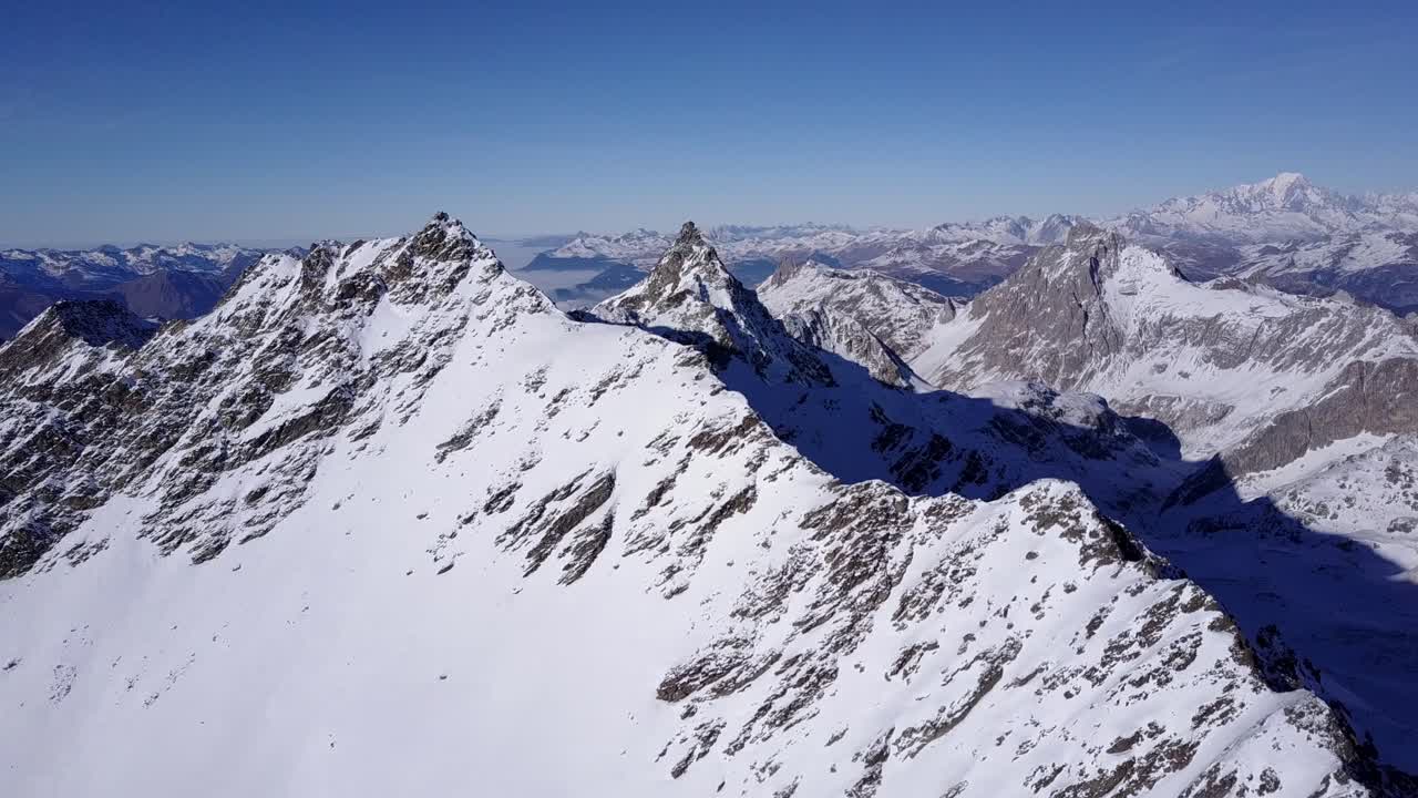 picos alpinos cubiertos de nieve
