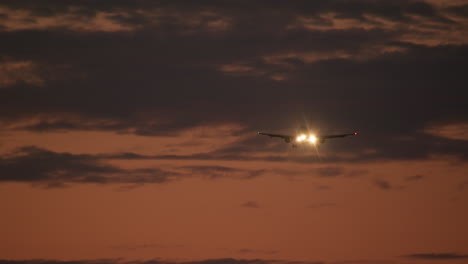 aterrizaje del avión al atardecer