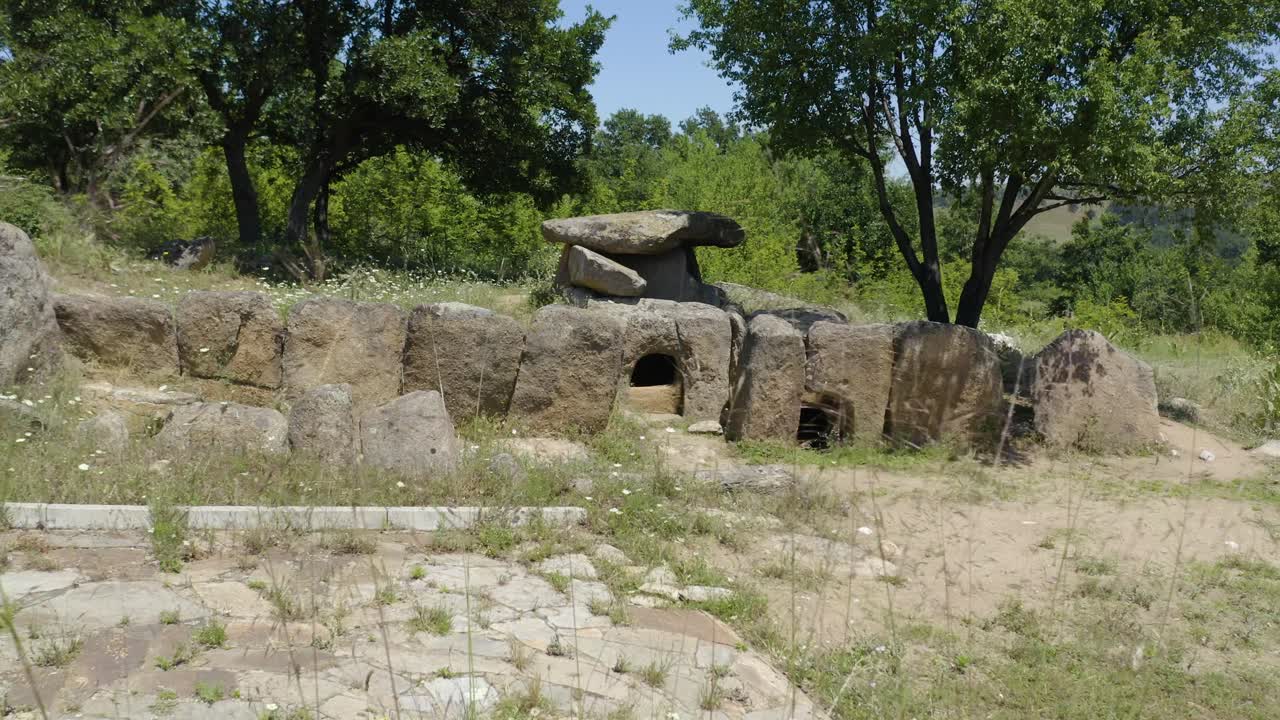 entrada a la cámara de los dolmens de hlyabovo en bulgaria