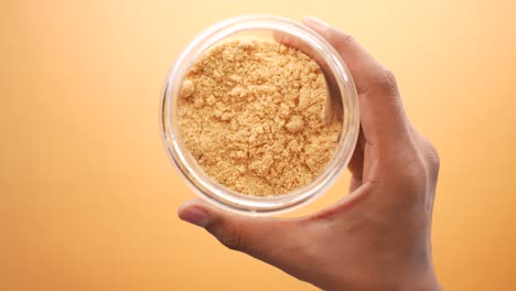 vista superior de hombres sosteniendo un frasco de azúcar de coco
