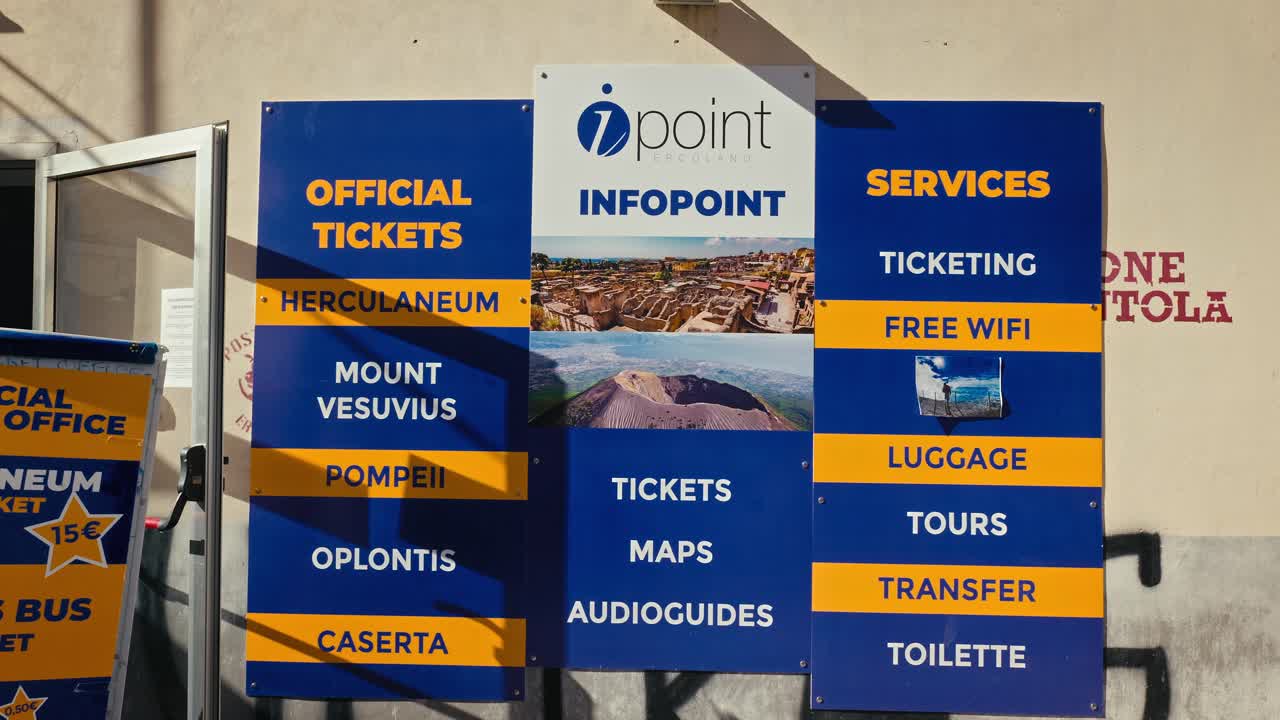 un cartel fuera de una oficina de viajes que ofrece viajes al parque nacional del vesubio