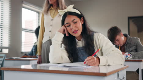 estudiantes tomando un examen en un aula