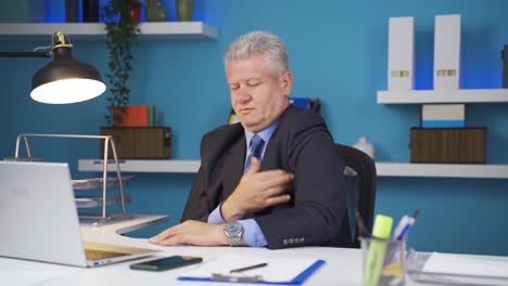 el hombre de negocios con picazón. alergia.