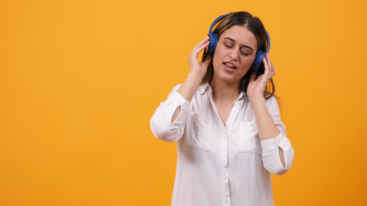 헤드폰 을 들고 음악 을 즐기는 여자