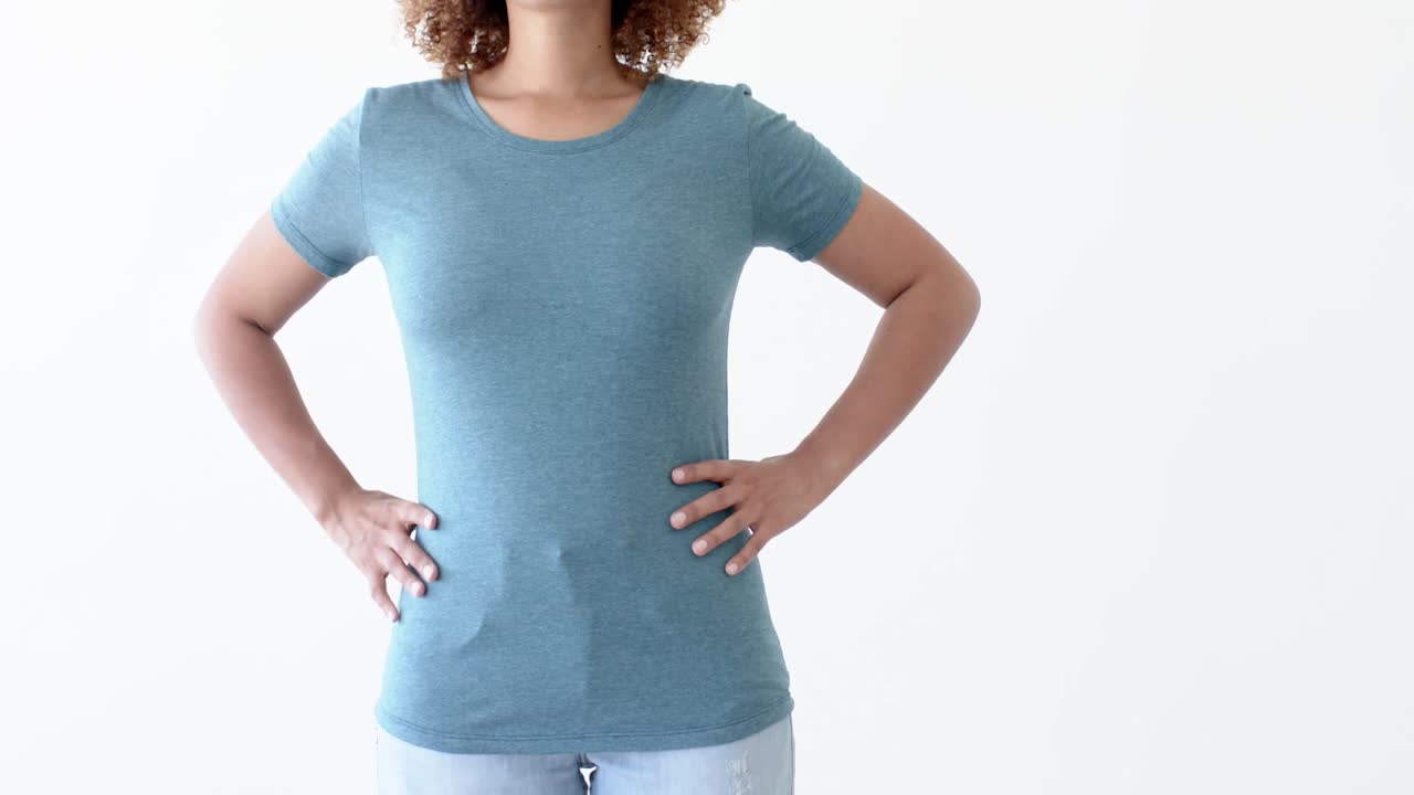 Mezzo busto di donna afroamericana con maglietta blu e spazio per il testo su sfondo bianco.