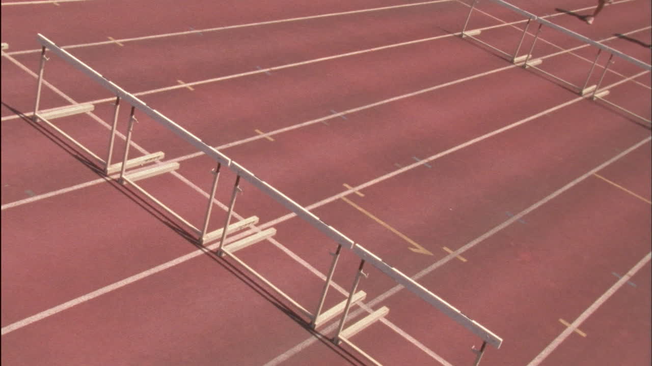 여성 주자가 장애물을 뛰어 넘다 1