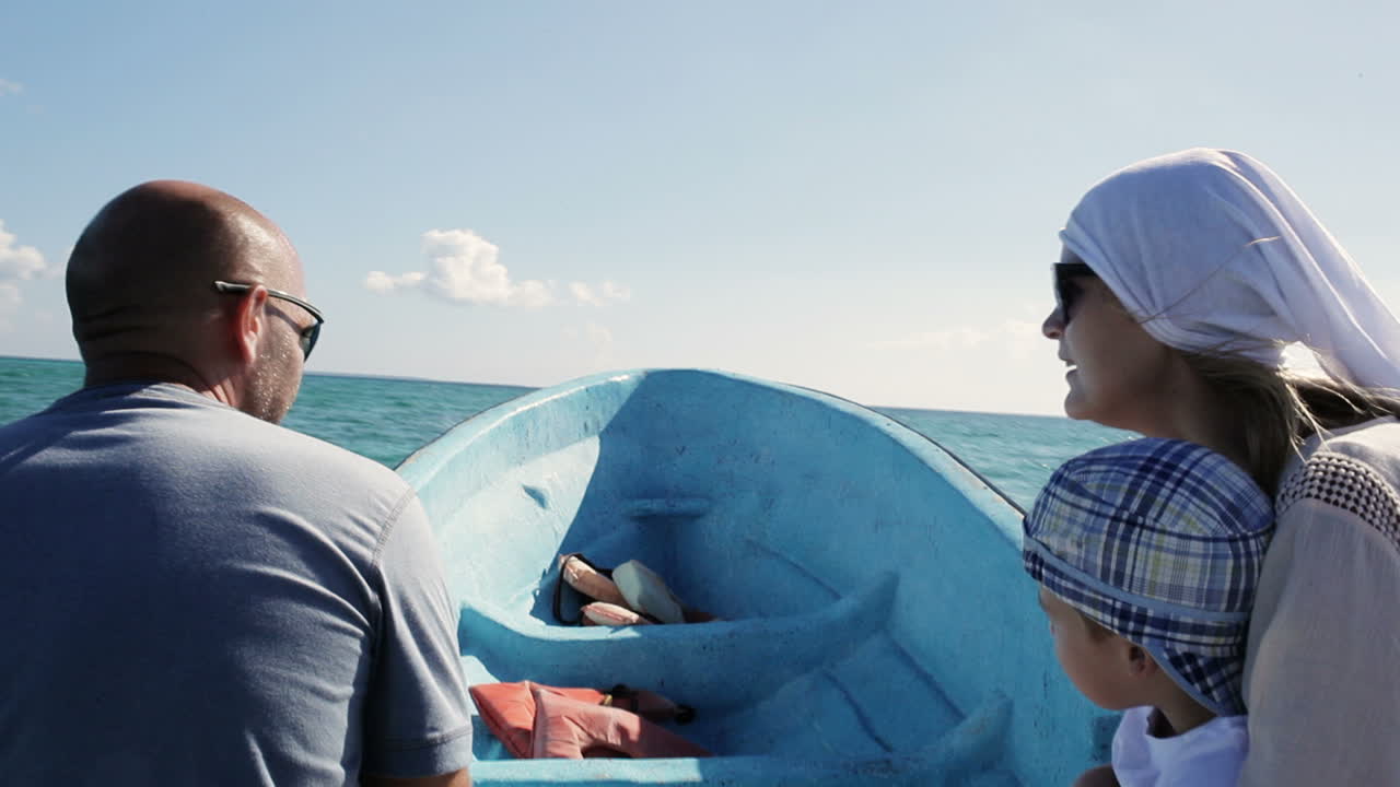 hombre girando un barco mientras habla con un pasajero
