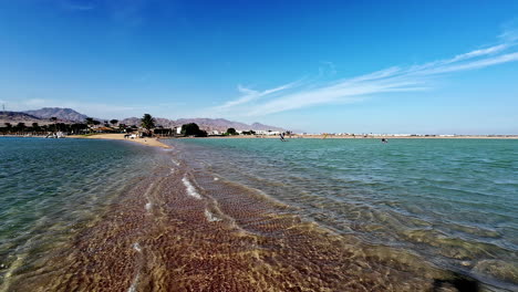 Menschen-Beim-Parasailing-An-Der-Küste-Von-Dahab,-Sonniger-Tag-In-Ägypten,-Afrika