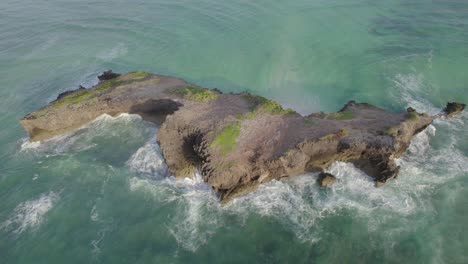 fotografía aérea de la mañana de una isla rodeada de olas de agua