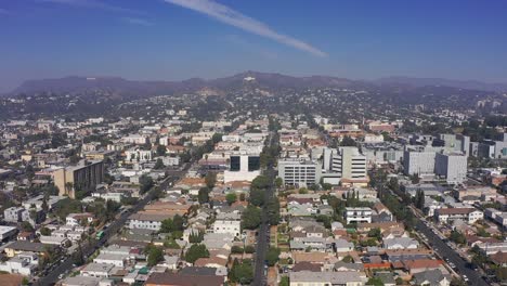 Amplia-Toma-Aérea-Ascendente-Del-Vecindario-De-East-Hollywood