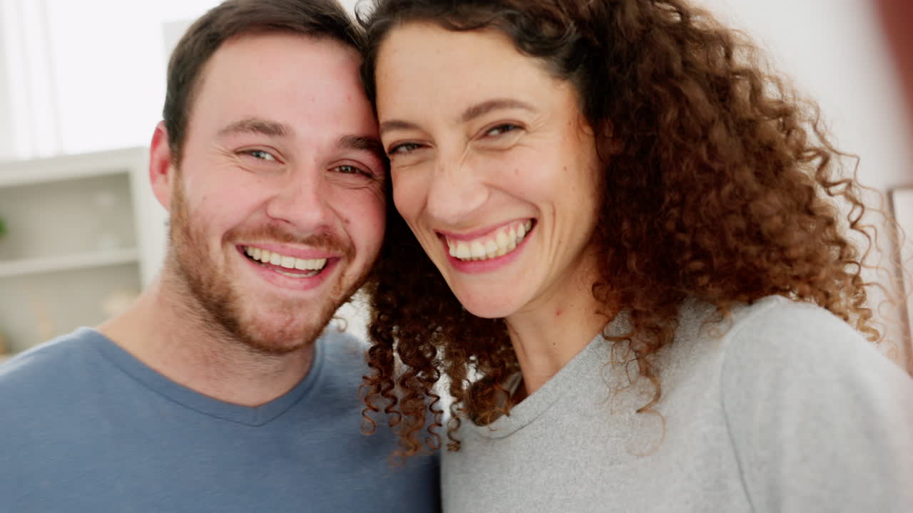 una pareja feliz riendo.
