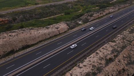 Luftaufnahme-Einer-Autobahn-Mit-Fahrzeugen-Durch-Felsiges-Gelände