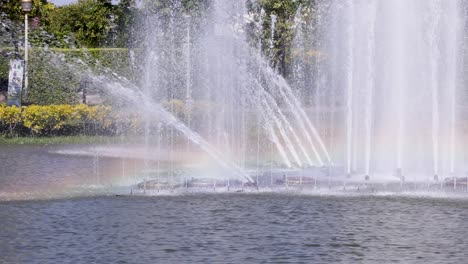 fuente de agua con arco iris en el parque de bangkok