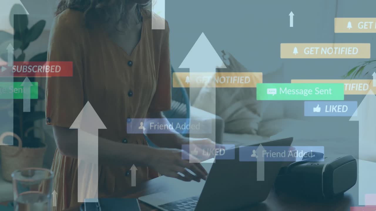 animación de iconos de los medios sobre una mujer caucásica usando una computadora portátil