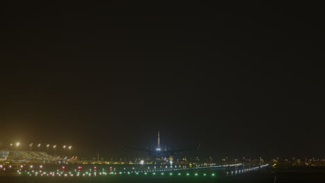 aterrizaje de un avión en un aeropuerto nocturno