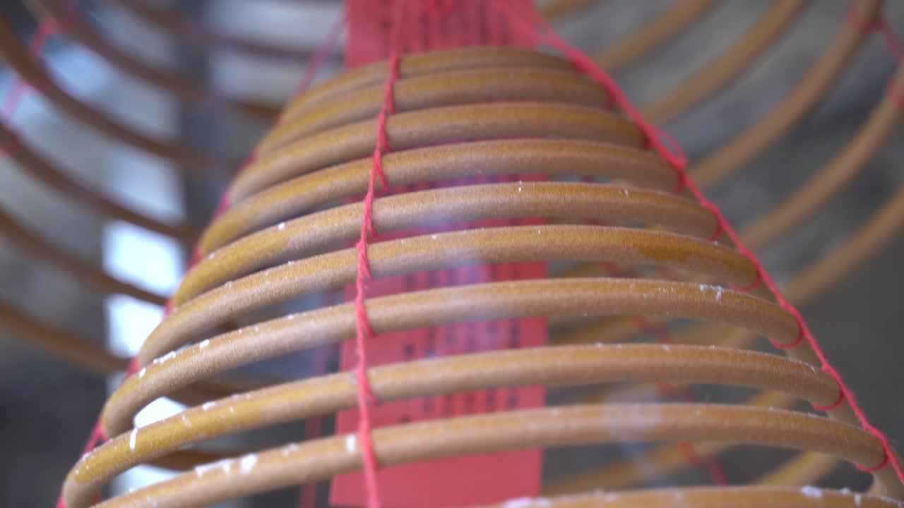 마카오 (마카오) 사원 에서 불타는 코일 회전 향