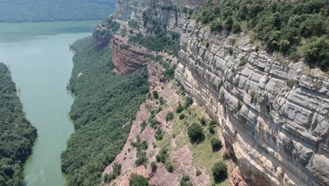 vistas aéreas de los acantilados de tavertet en cataluña y el lago de sau