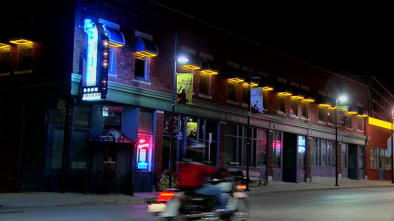 밤에 오토바이가 지나가는 술집이나 바의 외관