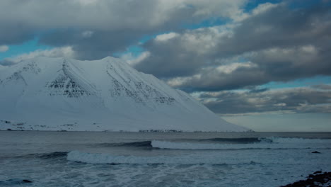 Leerer-Kaltwasser-Surfstandort-In-Island-Im-Winter-Mit-Schneebedeckten-Bergen-Im-Hintergrund