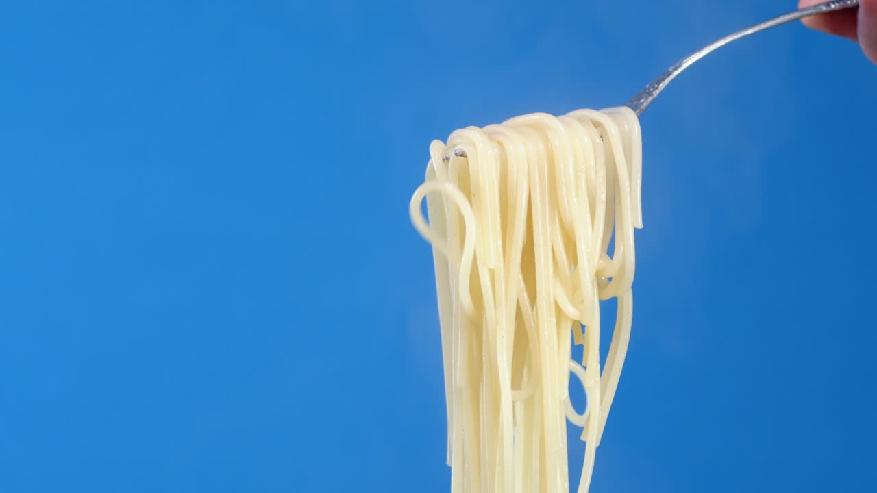 뜨거운 증기와 함께 포크에 인 파스타 스파게티.