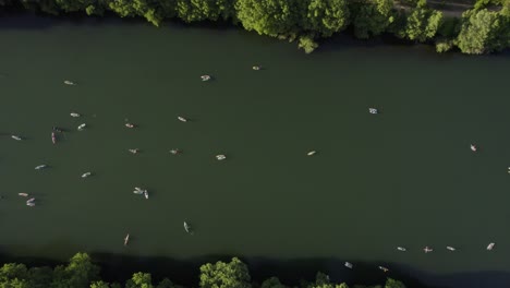 Vista-Aérea-De-Muchos-Sup-Boarders-En-Un-Río-En-Austin,-Ee.uu.---Arriba,-Tiro-De-Drones