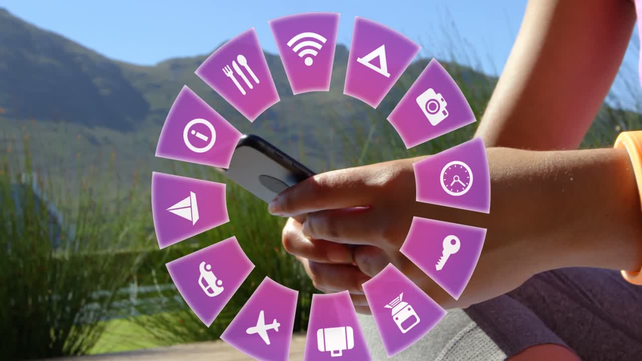 animación de iconos de viajes y mujer caucásica usando teléfono inteligente en el fondo