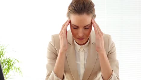 Geschäftsfrau-Mit-Starken-Kopfschmerzen