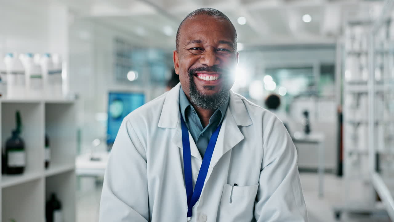 Ritratto di un medico sorridente in un laboratorio