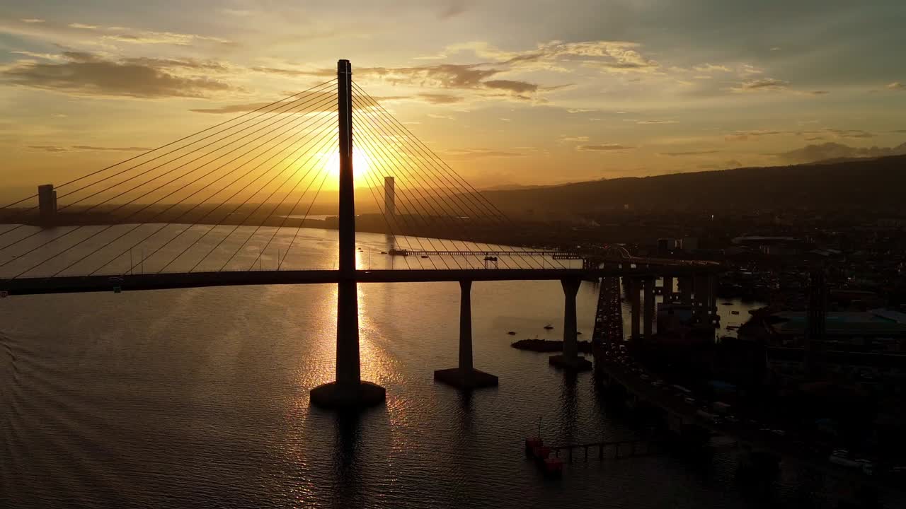 la autopista de enlace de cebu cordova, panorámica cinematográfica hacia el atardecer