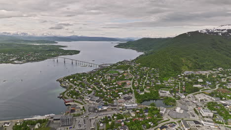 finnsnes noruega v drone cinematográfico paso elevado pequeño pintoresco