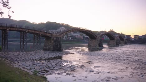 일본의 평화로운 아침 장면, 킨타이키오 다리 위에서 새벽에 사쿠라 꽃이 피고 있습니다.