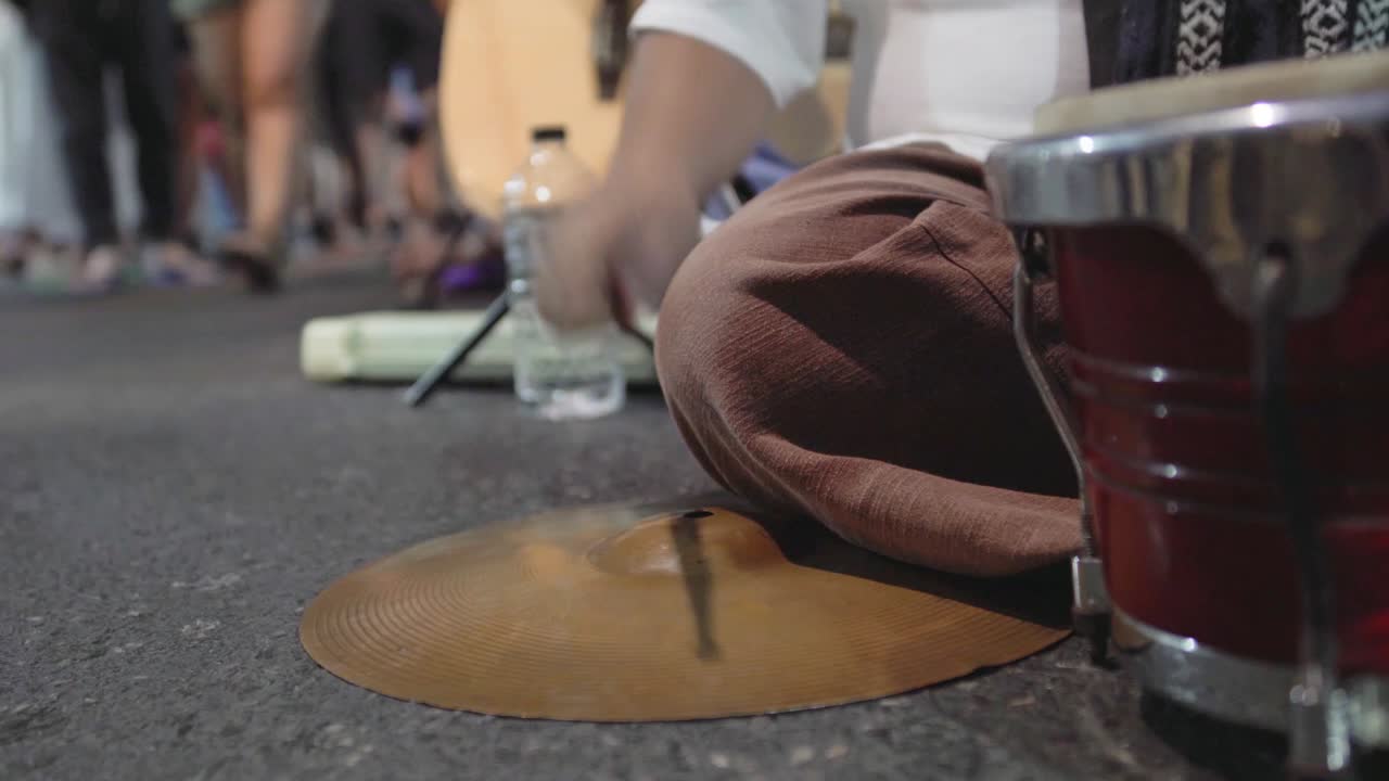 espectáculo musical de un grupo de ciegos talentosos en la calle peatonal de chiang mai