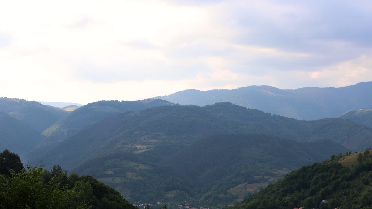 흐린 하늘 아래 녹색 산맥의 아름다운 풍경